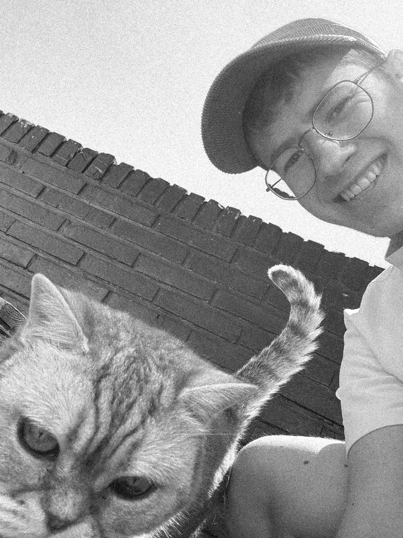 Finn mit Katze